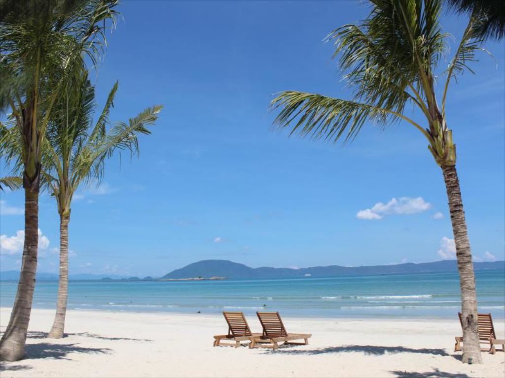 Diep Son Island + Doc Let Beach Day Tour from Nha Trang