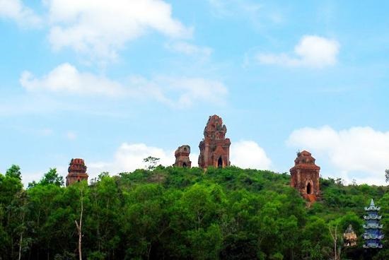 Quy Nhơn day tour: Quang Trung museum, Ham Ho ecotourism, Banh it tower
